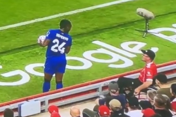 开云体育下载-官方：一47岁男子现已被逮捕，因在安菲尔德场边种族辱骂塞梅尼奥