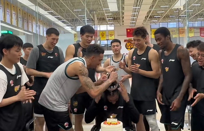 开云体育娱乐-广东为萨林杰庆生！崔永熙故意调侃，杜锋送上一脚，胡明轩缺席！|奎因|生日|国家队|后续_新浪体育_新浪新闻